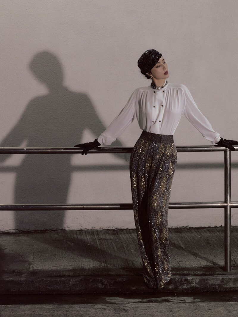 Camisa, pantalón, gorro, guantes y botas, Giorgio Armani; aretes y collar, de Long Beach Pearl.