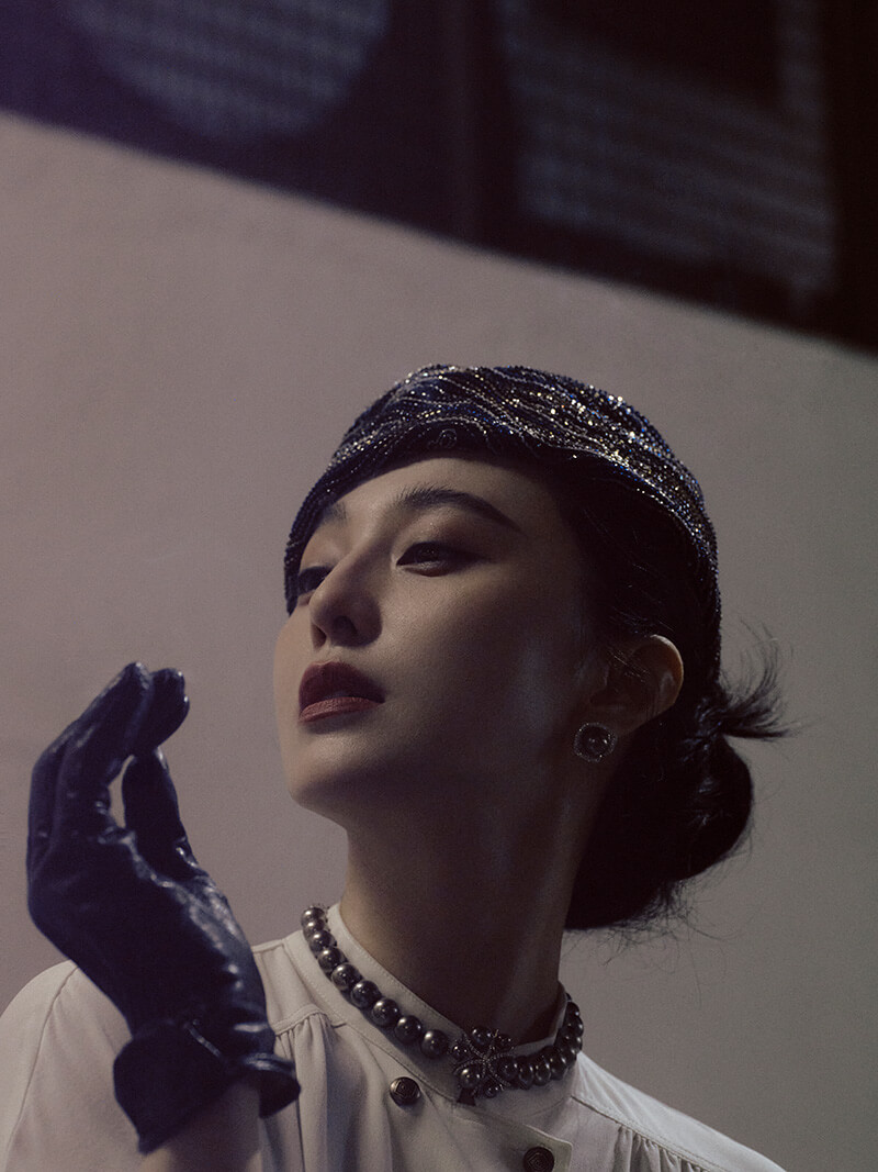 Camisa, pantalón, gorro, guantes y botas, Giorgio Armani; aretes y collar, de Long Beach Pearl.