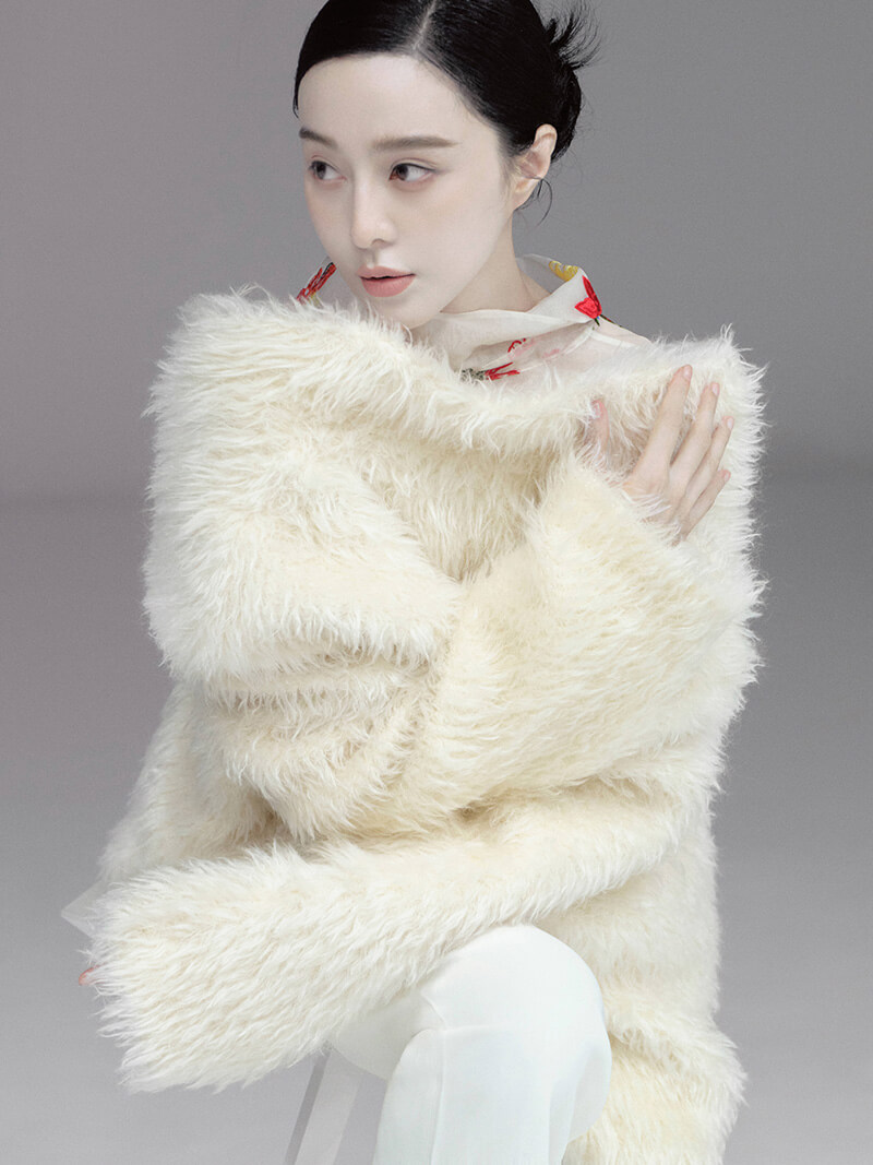 Pantalón, camisa y abrigo, de Marisfrolg.