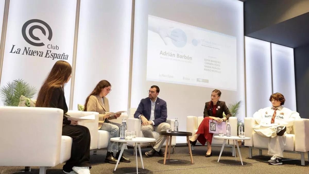 VIDEO: Niños y niñas piden hablar en evento de UNICEF con Adrián Barbón