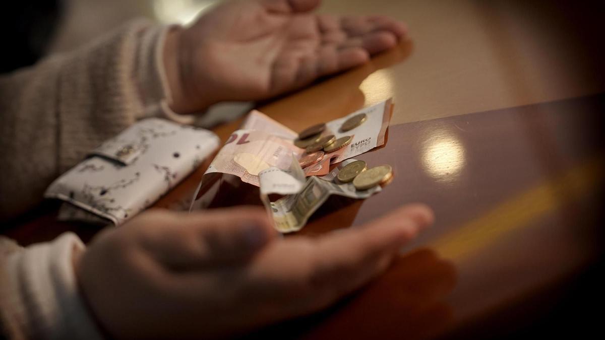 VIOLENCIA MACHISTA | La vida sin recibir ni un euro de pensión alimenticia: «Mis hijos van con zapatos rotos mientras su padre, mi ex, se va de vacaciones»