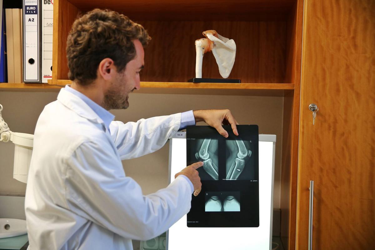 Barcelona 28/10/2025 Doctor Francisco Castro, jefe de Reumatología del Centro Médico Teknon, BCN. No es para una entrevista, sino para un reportaje sobre artrosis en jóvenes, les he pedido que tengan a mano o en su ordenador una publicación o foto donde aparezca 'artrosis en jóvenes', FOTO ELISENDA PONS