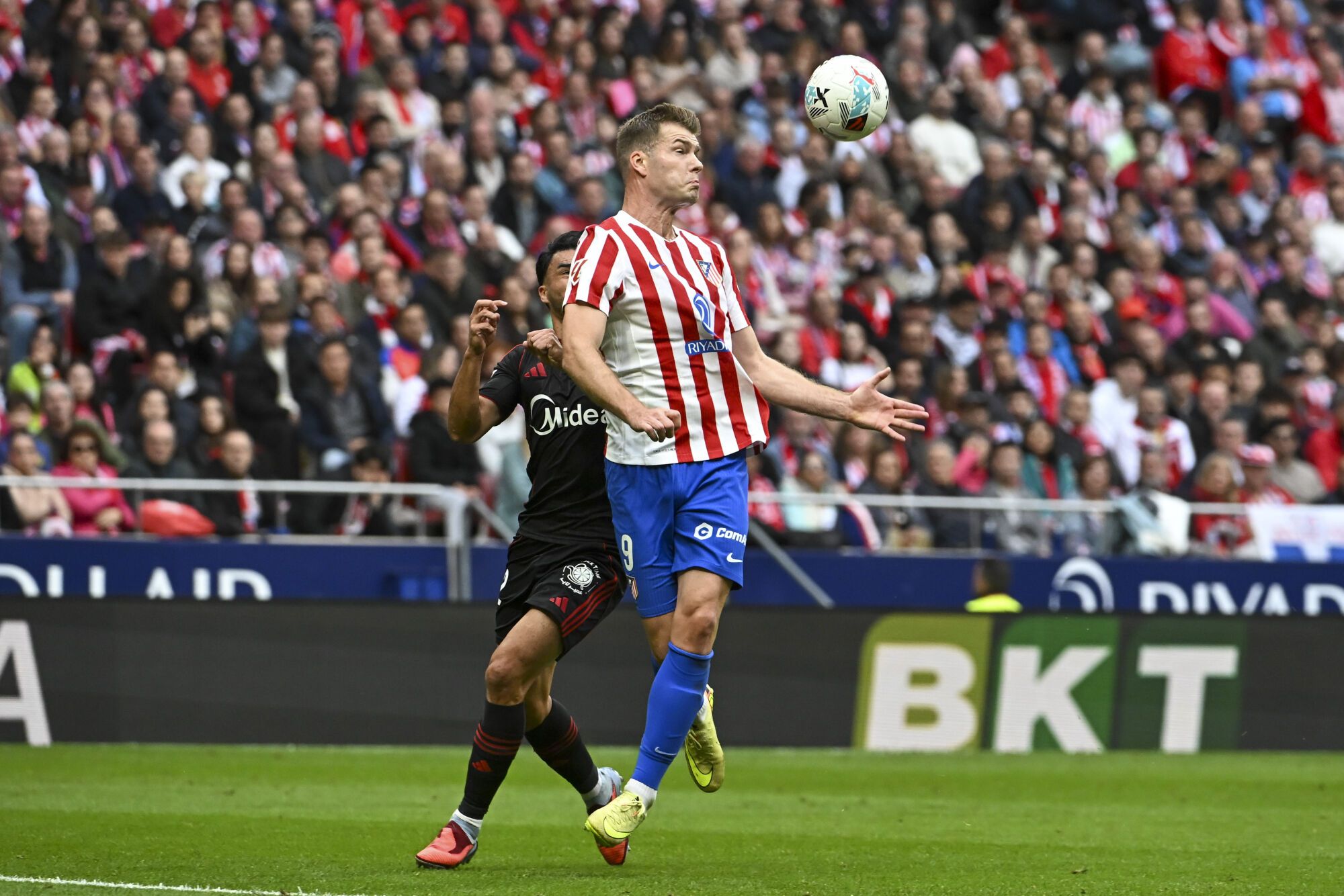 MADRID, 11/01/2025.- El delantero noruego del Atlético de Madrid Alexander Sorloth (d) controla el balón durante un partido de LaLiga entre el Atlético de Madrid y Sevilla, este sábado en el estadio Metropolitano. EFE/Fernando Villar
