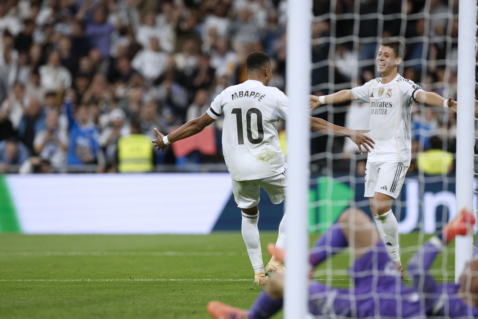 MADRID, 11/01/2025.- El delantero francés del Real Madrid, Kylian Mbappé, celebra el segundo gol de su equipo durante el partido de LaLiga entre el Real Madrid y Valencia, este sábado en el estadio Santiago Bernabéu. EFE/Javier Lizón