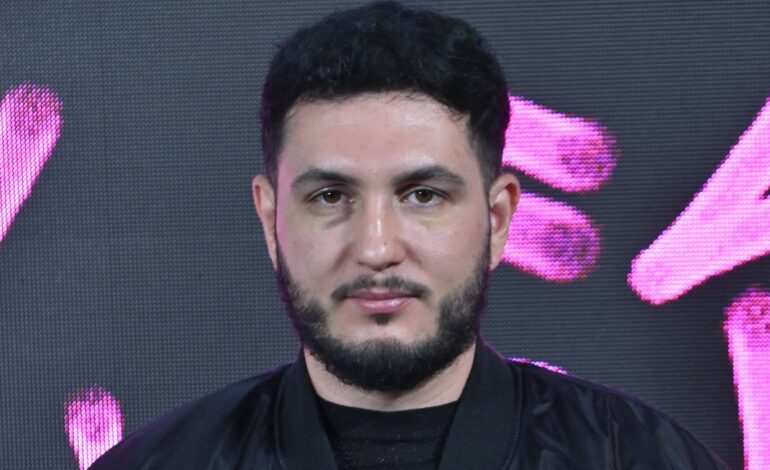 Omar Montes recibe una oleada de críticas tras publicar un vídeo de su hijo en la bañera: «Cuida la intimidad de tu hijo»