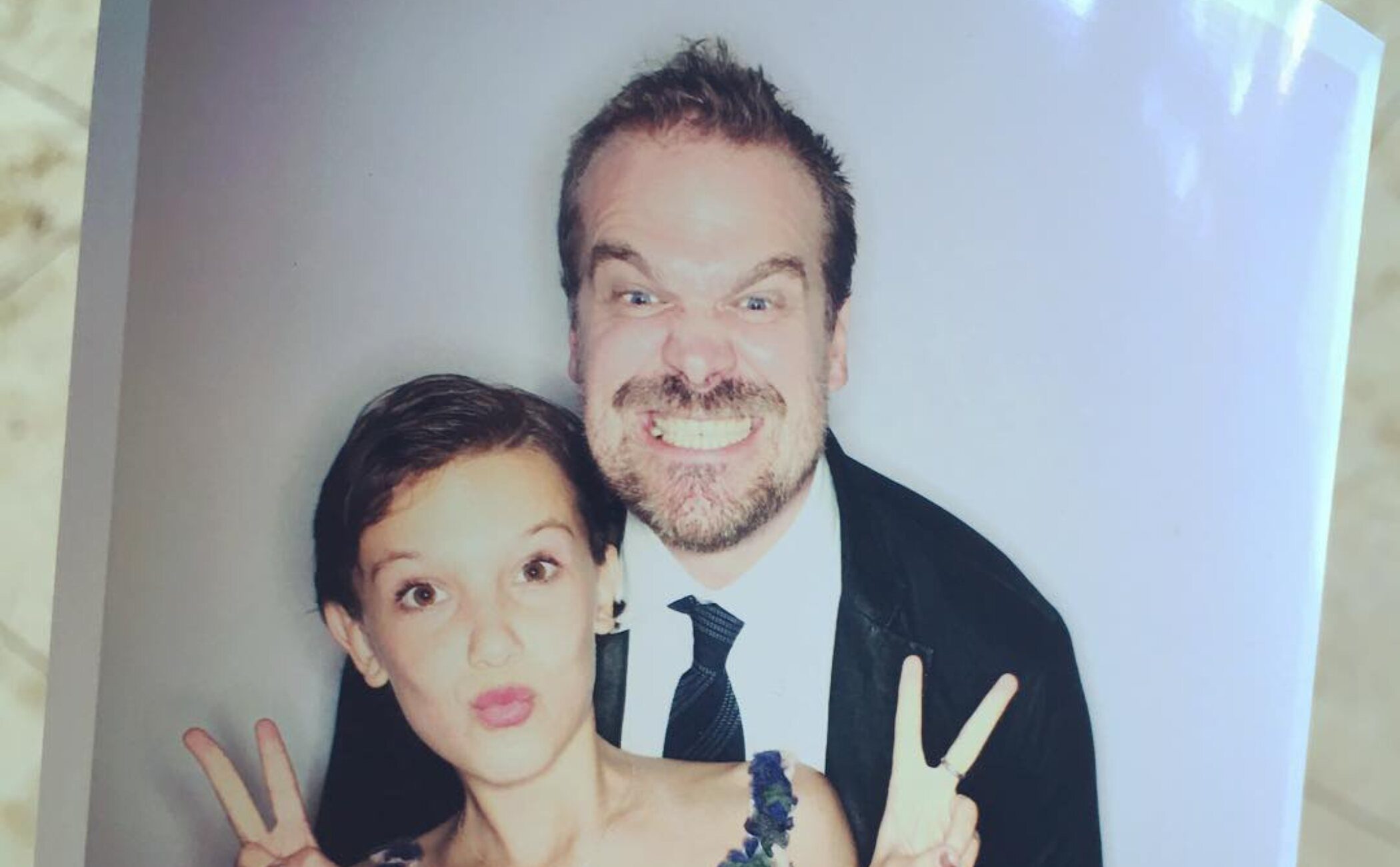 Millie Bobby Brown rompe su silencio: acusa a David Harbour de acoso durante el rodaje de ‘Stranger Things’