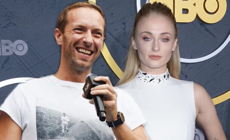 La relación de Chris Martin y Sophie Turner sigue adelante: «Han conectado por ser británicos y por su amor por la música»