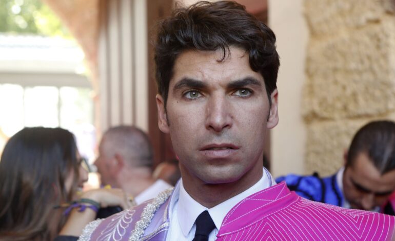 Primera imagen de Cayetano Rivera en el lugar del accidente y sus primeras declaraciones: «No es cierto lo que se dice»