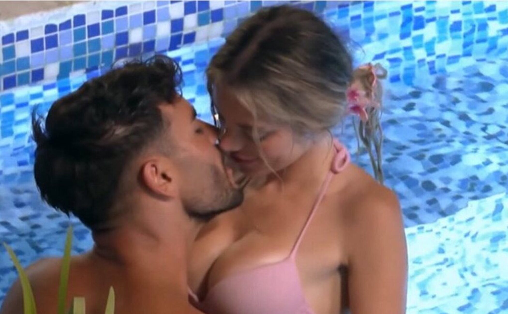 Claudia y Gerard se dejan llevar en el jacuzzi y terminan protagonizando el primer beso de ‘LIDLT 9’