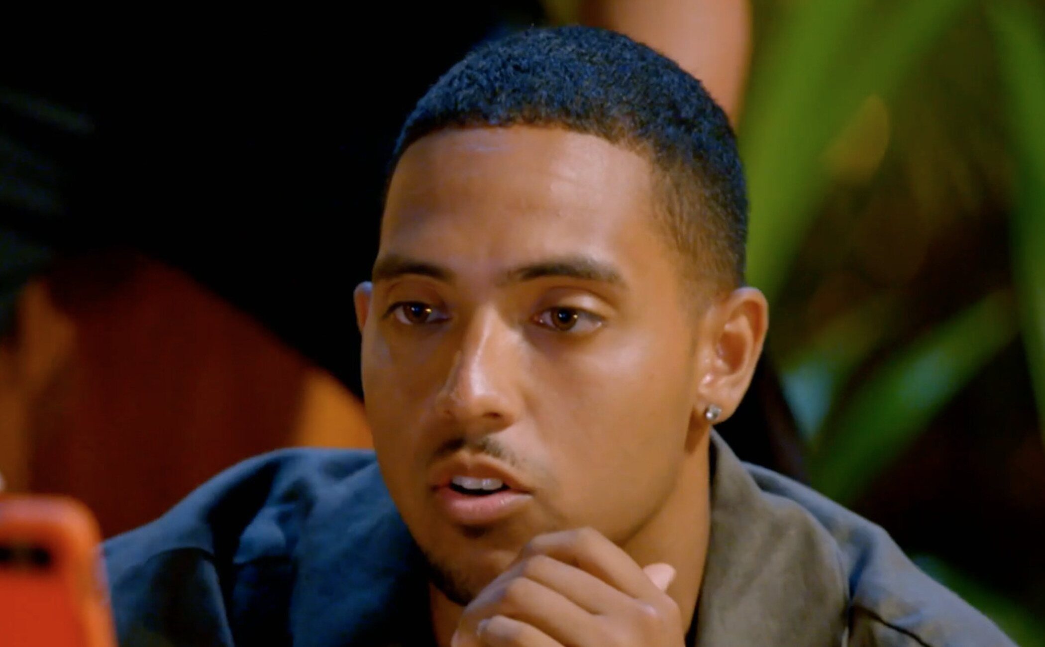 Gilbert reacciona al ver unas dolorosas imágenes de Claudia siéndole infiel en ‘LIDLT9’