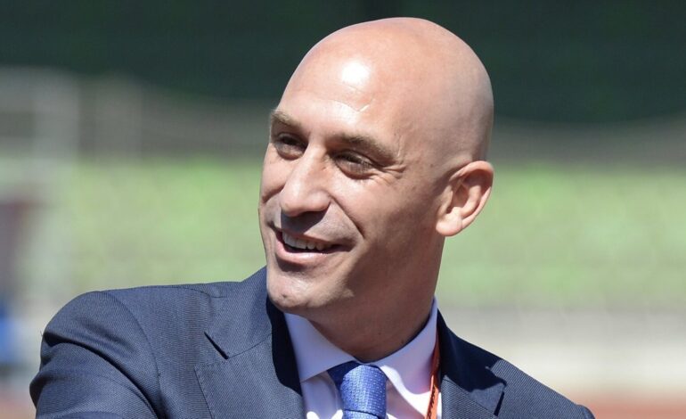 Un familiar de Luis Rubiales lanza tres huevos al expresidente de la Real Federación Española de Fútbol