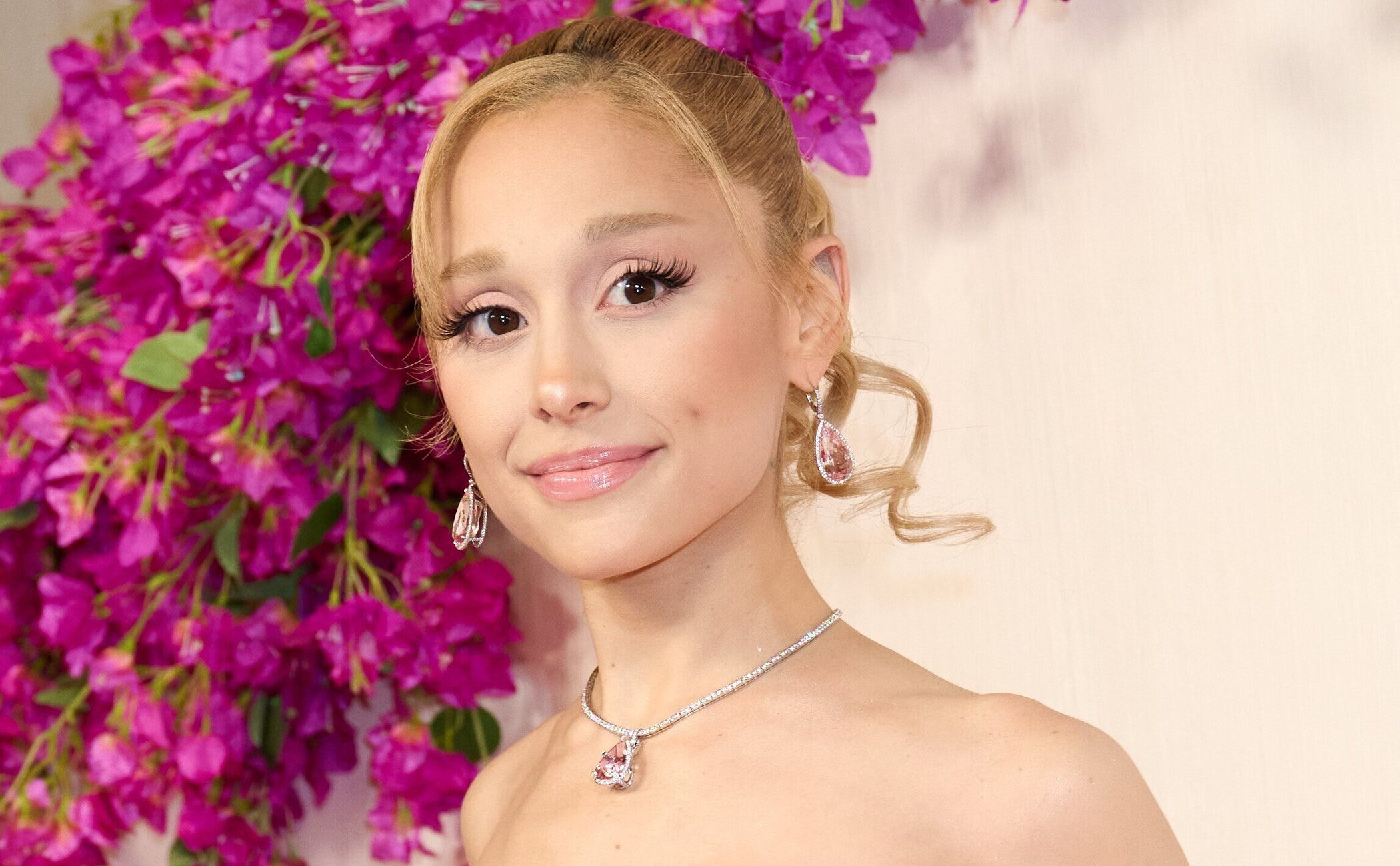 Cynthia Erivo protege a Ariana Grande frente al ataque de un fan durante la premiere de ‘Wicked’ en Singapur