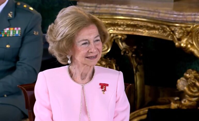 La Reina Sofía recibe el Toisón de Oro de manos de Felipe VI en el Palacio Real