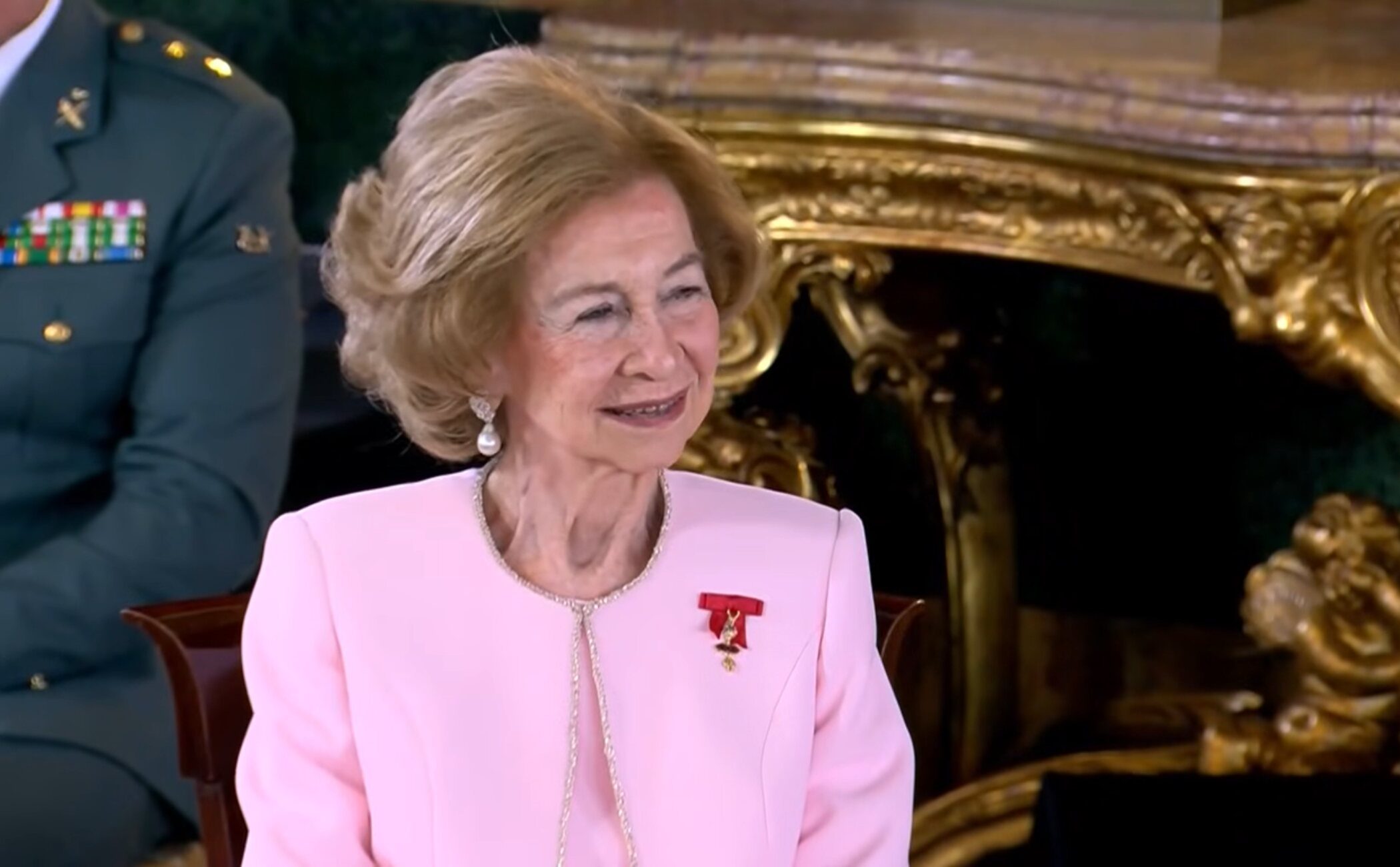 La Reina Sofía recibe el Toisón de Oro de manos de Felipe VI en el Palacio Real