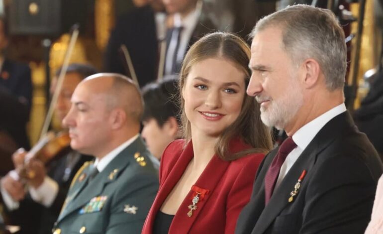 La Princesa Leonor homenajea a Letizia con un look burdeos en la entrega del Toisón de Oro a la Reina Sofía