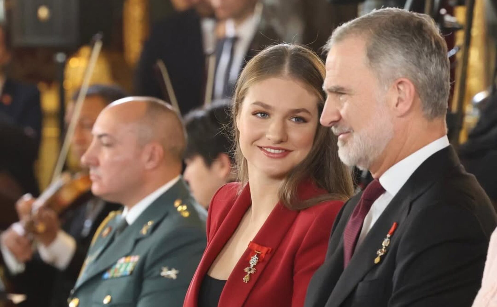 La Princesa Leonor homenajea a Letizia con un look burdeos en la entrega del Toisón de Oro a la Reina Sofía