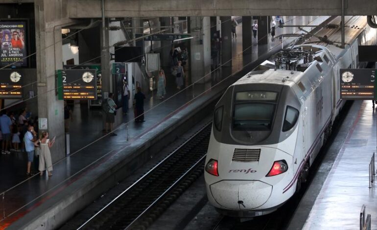 El Congreso fuerza a Renfe a volver a indemnizar por puntualidad con retrasos de 15 minutos en alta velocidad y larga distancia
