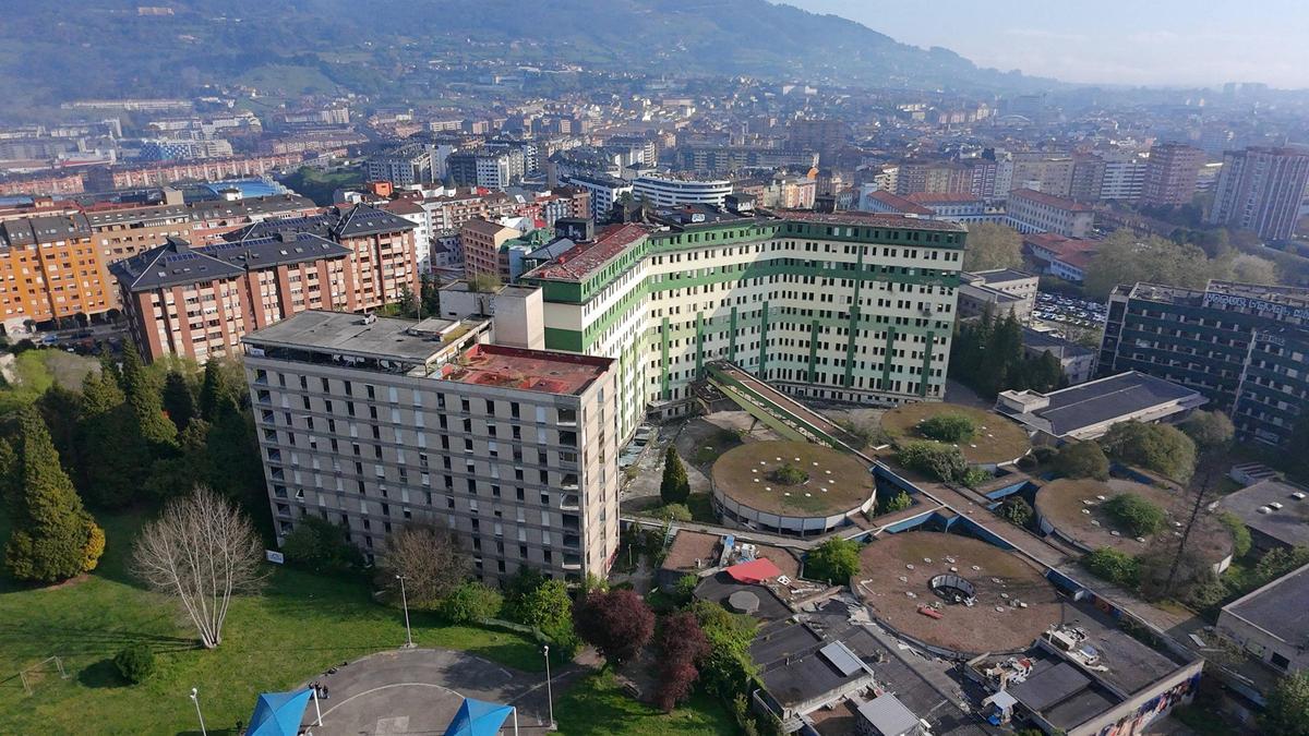 Guillermo Peláez ve «imposible» dar plazos para retomar el derribo del viejo HUCA de Oviedo