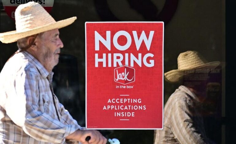 EE.UU. generó 119.000 empleos en septiembre, más del doble de lo esperado, pero la tasa de paro alcanzó máximos de 2021