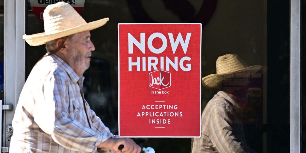 EE.UU. generó 119.000 empleos en septiembre, más del doble de lo esperado, pero la tasa de paro alcanzó máximos de 2021