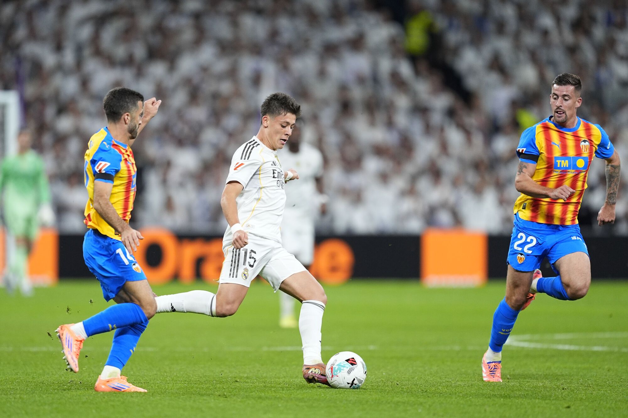 Arda Guler del Real Madrid CF en acción durante la Liga española, LaLiga EA Sports, partido de fútbol disputado entre el Real Madrid CF y el Valencia CF en el estadio Santiago Bernabeu el 1 de noviembre de 2025, en Madrid, España. AFP7 11/01/2025 SÓLO PARA USO EN ESPAÑA. Oscar J. Barroso / AFP7 / Europa Press;2025;FÚTBOL;ESPAÑA;DEPORTE;ZSOCCER;ZSPORT;Real Madrid CF - Valencia CF - LaLiga EA Sports;