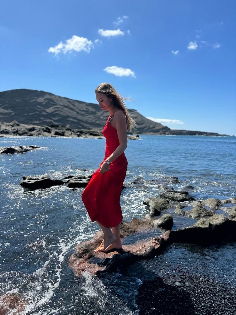 Helen Lindes en una playa