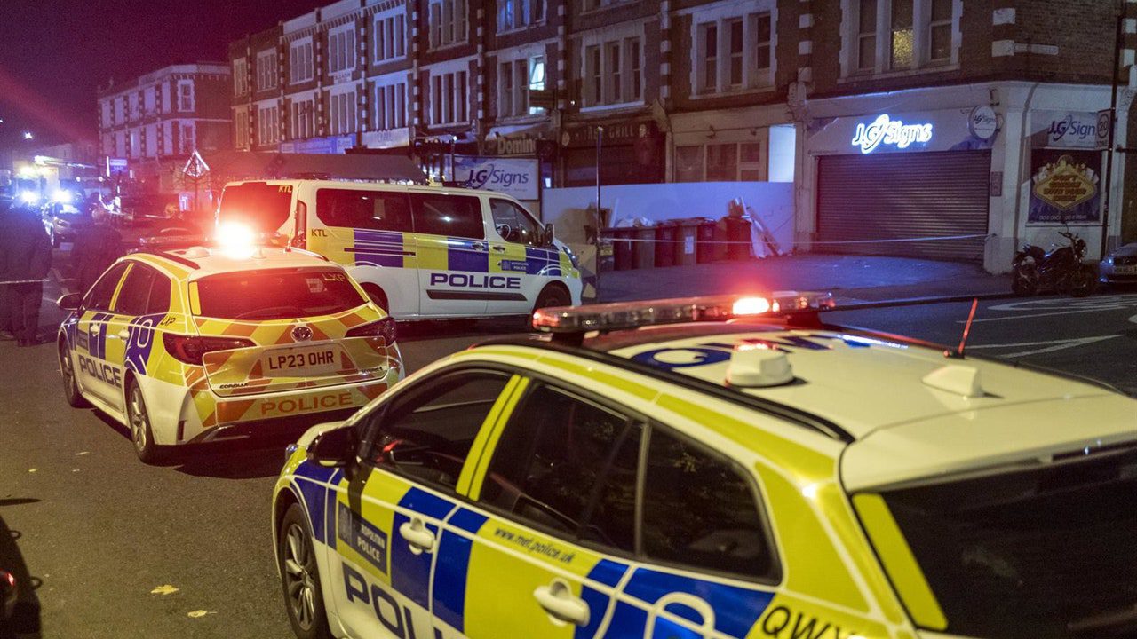 Dos detenidos tras apuñalar al menos a 10 personas en un tren en Reino Unido