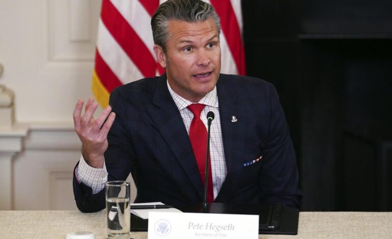 El secretario de Guerra de EEUU dice que estudiará con Pekín un canal de comunicación militar