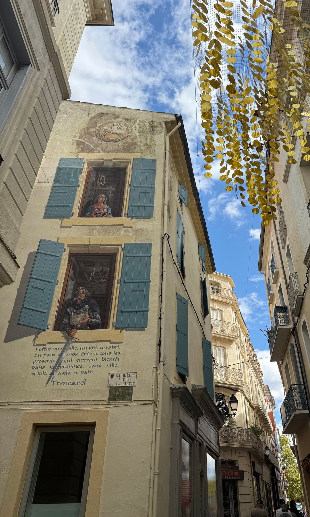 Edificios trompe l'oeil en la ciudad francesa de Béziers, Francia