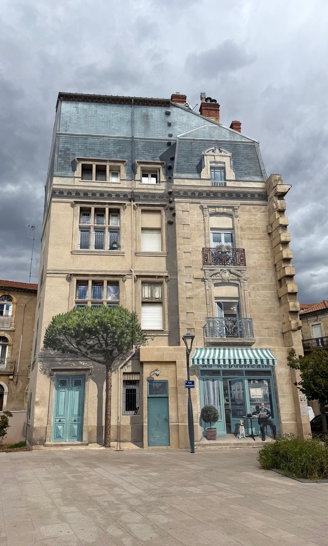 Edificios trompe l'oeil en la ciudad francesa de Béziers, Francia