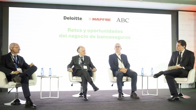 Javier Valle, director general de Vidacaixa; Eugenio Yurrita, director general de BBVA Seguros; Peter Huber, Responsable Global de Seguros del Banco Santander; y Juan José Riveiro, socio de Deloitte