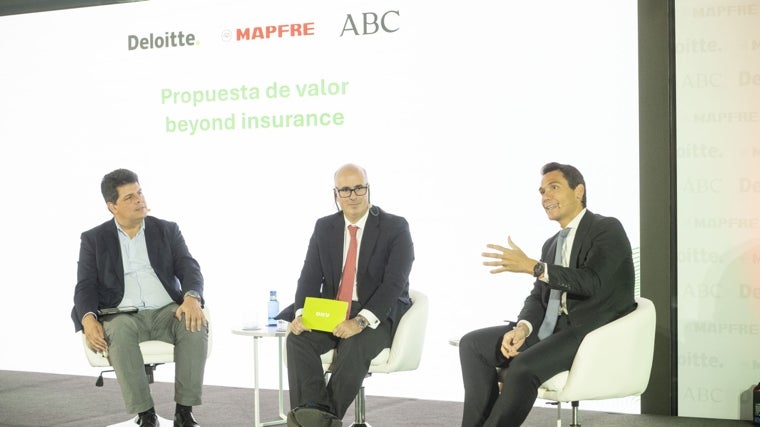 Juan Estallo, director general en España de Helvetia y director general de Caser; Fernando Campos, director general de DKV; y José Antonio Olavarrieta, socio de Deloitte
