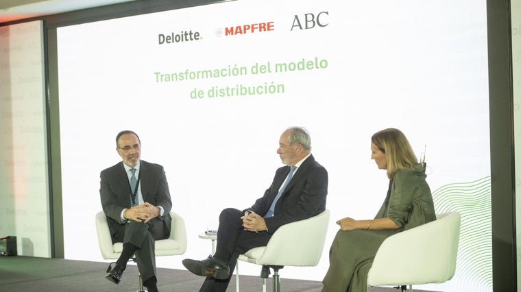 Andrés Romero, director general asesor de Santalucía; Vicente Cancio, director general de Zurich en España; y Flor de Esteban, socia de Deloitte