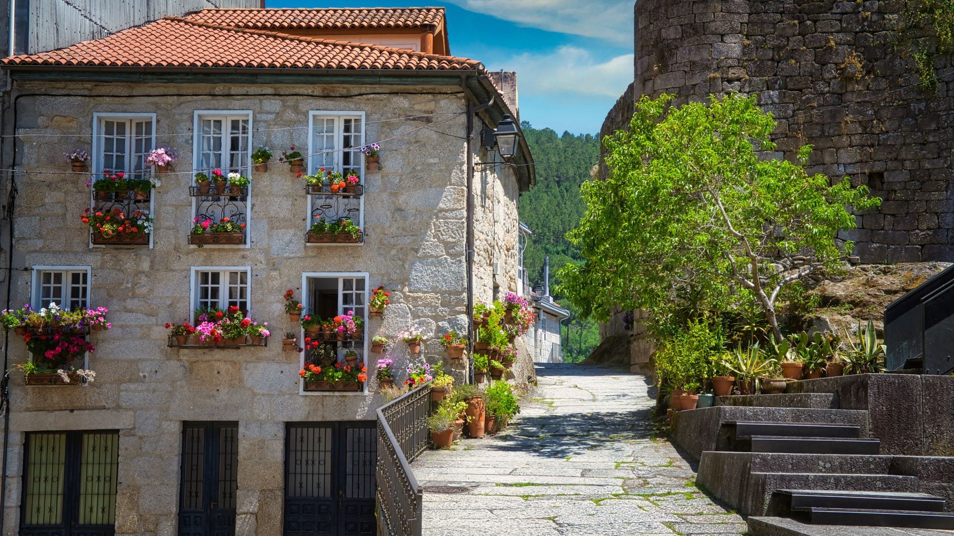 Calles adoquinadas y castillo de Ribadavia, Ourense, Galicia
