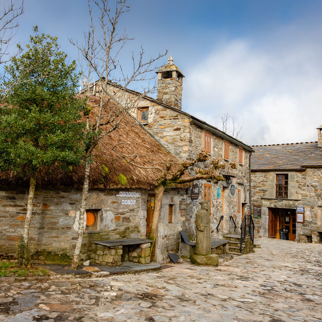 Calles adoquinadas de la localidad de O Cebreiro, en el Camino de Santiago, Galicia