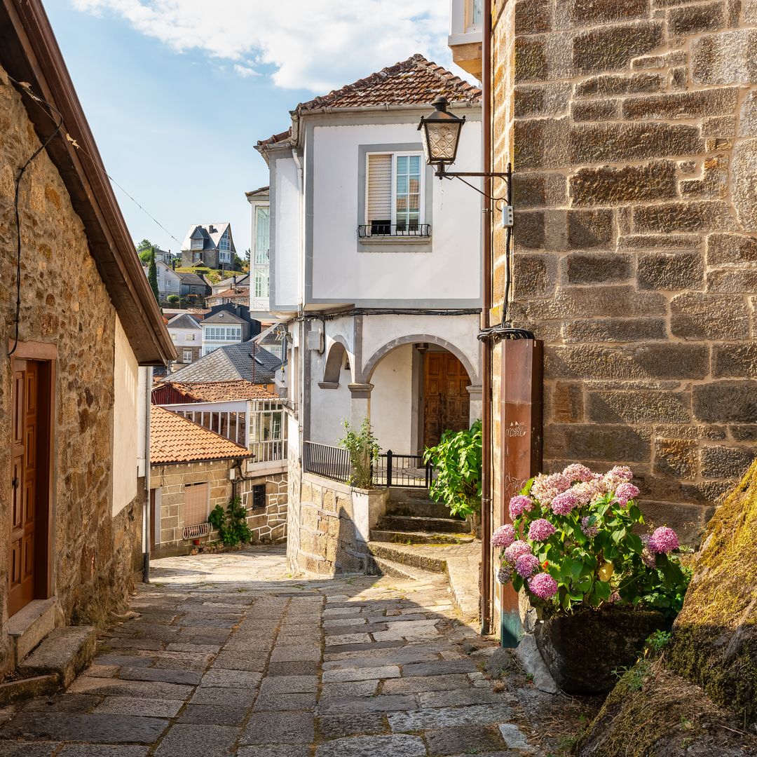 Calles adoquinadas, muros de piedra y hermosas mansiones en el casco antiguo de Castro Caldelas, Ourense, Galicia