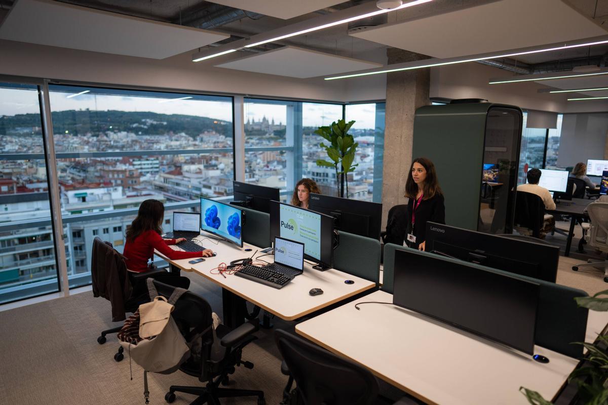 Barcelona, ​​31/10/2025. Economía. Inauguración de la nueva sede del AstraZeneca Global Hub en el Edificio Estel, que consolida la presencia de la farmacéutica en la ciudad. Foto de Zowy Voeten.