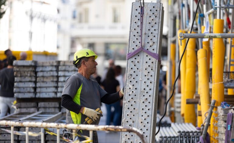 La patronal de la construcción y los sindicatos pactan una subida salarial del 3,9% para 2025 y del 3% para 2026