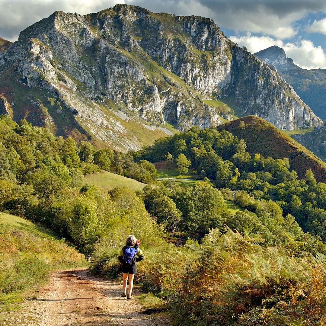 Caminante en el lado oeste de los Picos de Europa en otoño, municipio de Amieva, Asturias