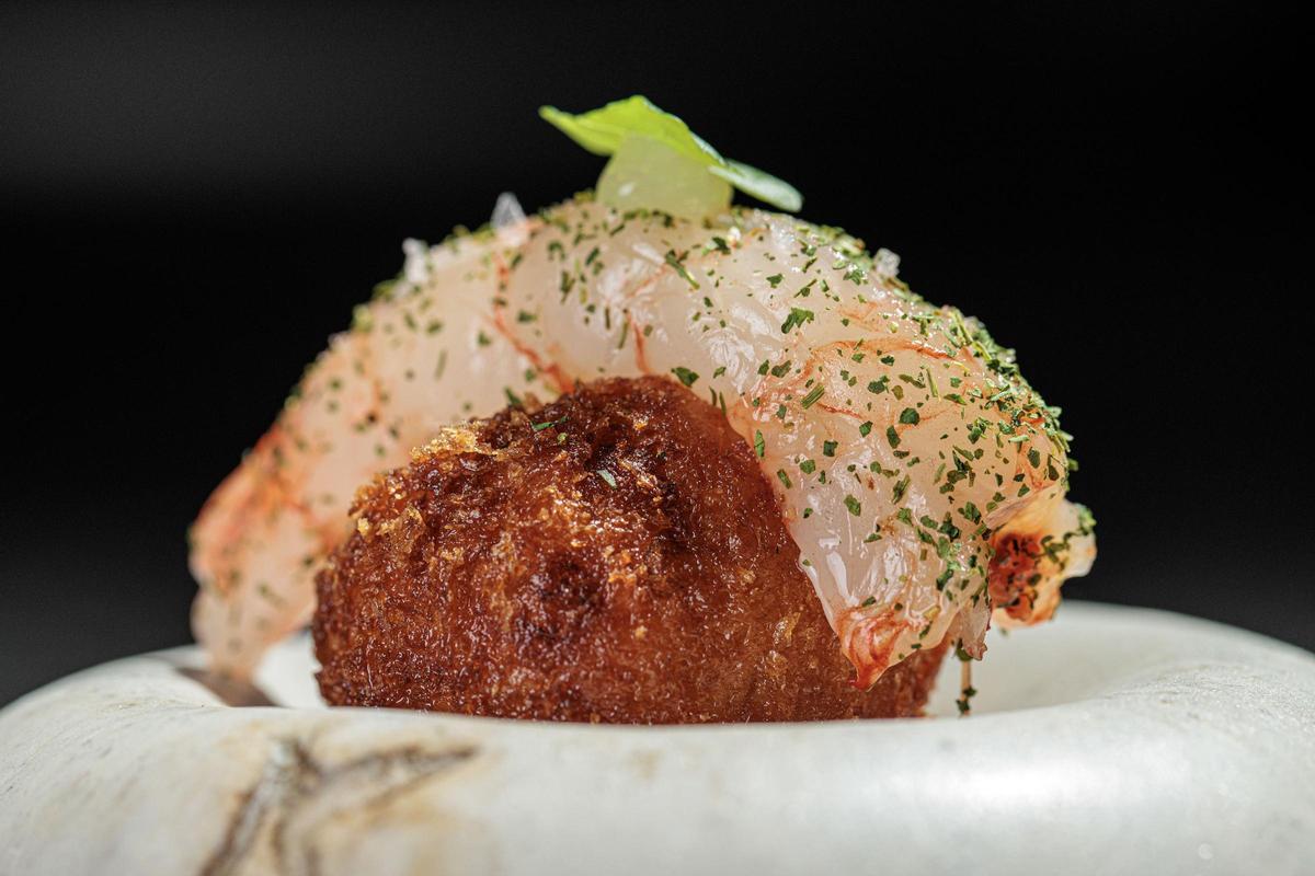 Croqueta Tom Yum con sashimi tibio de gambas rojas, gel de limón y lima.