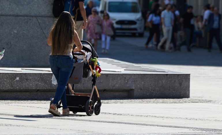 la clase media se contrae y desplaza a muchas familias hacia estratos inferiores