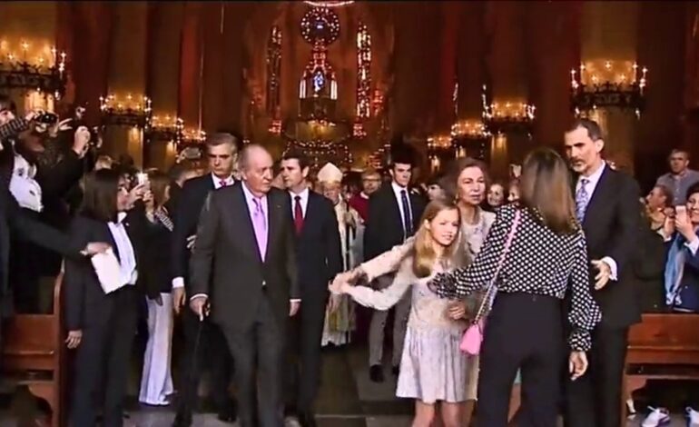 Así intentó mediar Felipe VI en la aparente discusión entre Letizia y la reina Sofía por una foto con las infantas