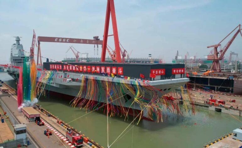 China pone en servicio su tercer portaaviones, el primero con catapultas electromagnéticas