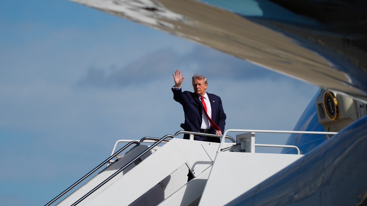 Investigan el envío de un paquete con «polvo blanco desconocido» a la base aérea que utiliza Trump en sus viajes