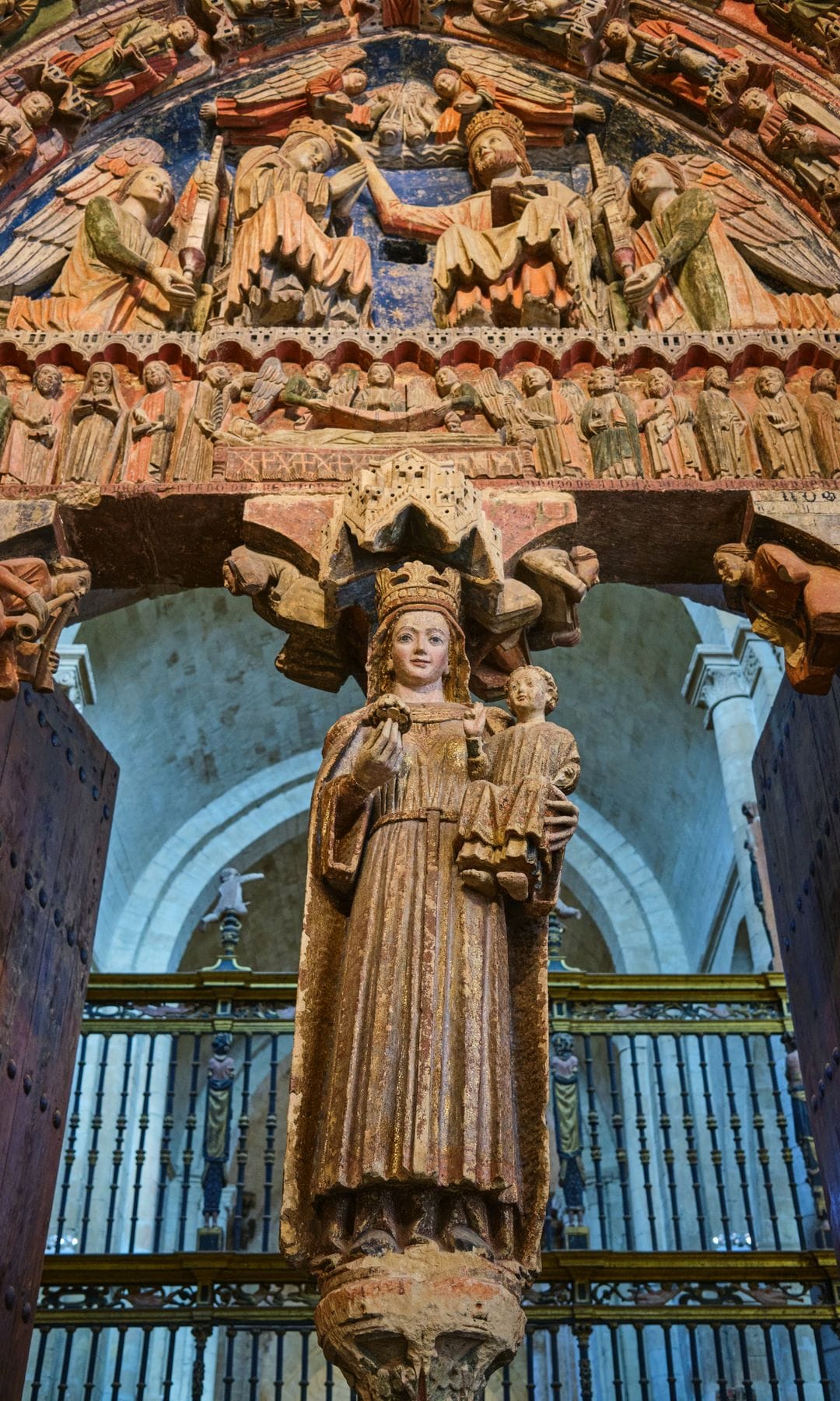 Espectacular pórtico policromado de la colegiata románica de Toro en Zamora
