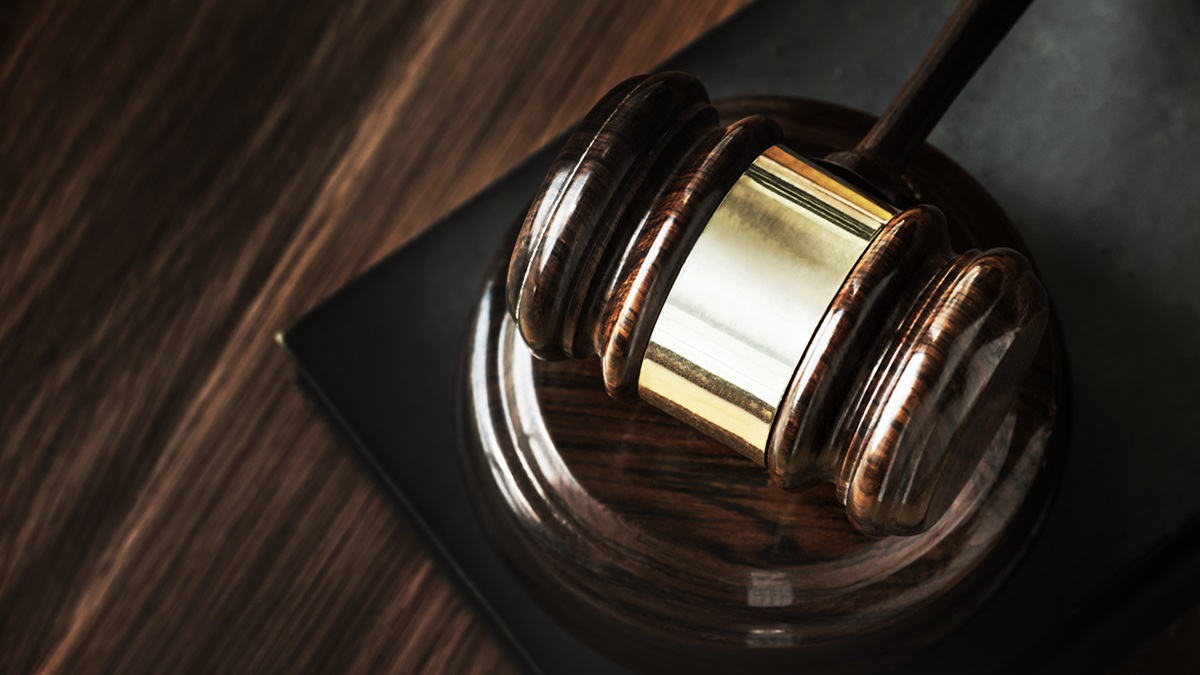 Mazo de madera del juez utilizado en los juicios