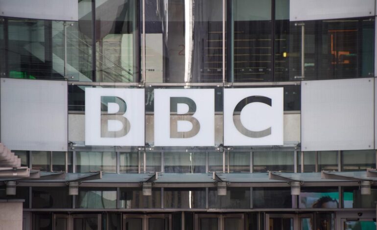 Dimite el director general de la BBC tras acusaciones de manipular declaraciones de Trump