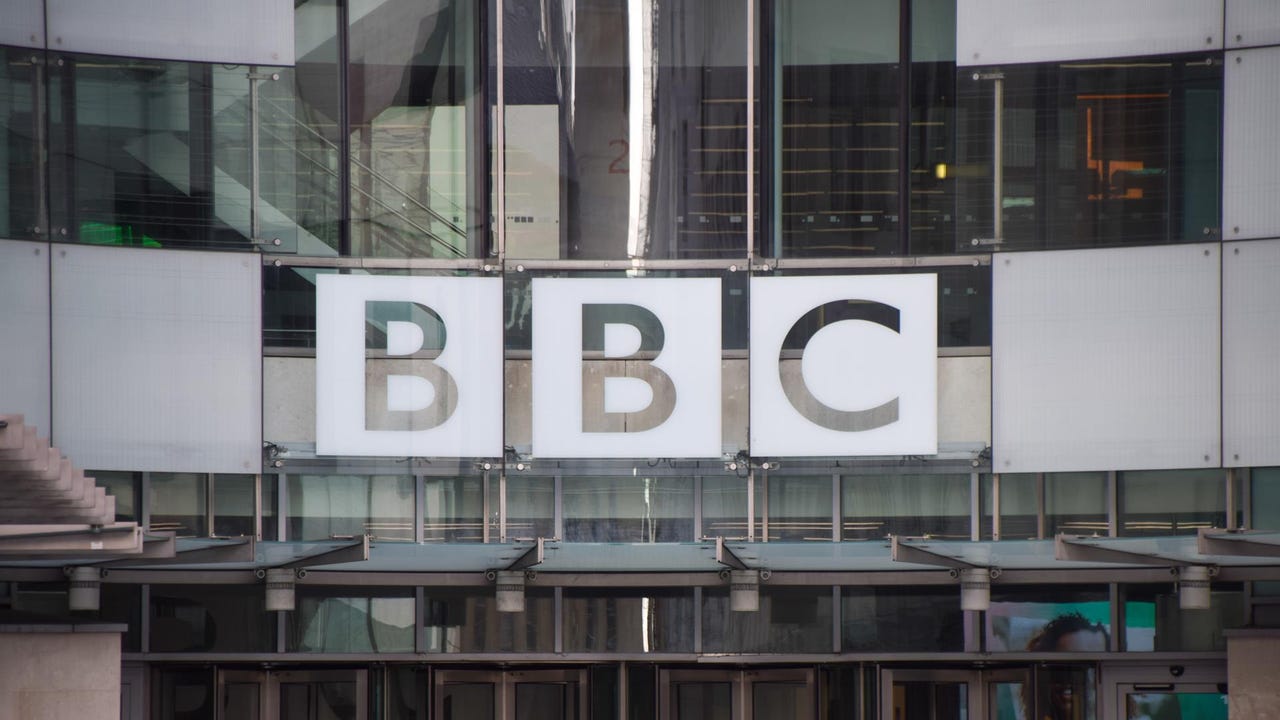 Dimite el director general de la BBC tras acusaciones de manipular declaraciones de Trump