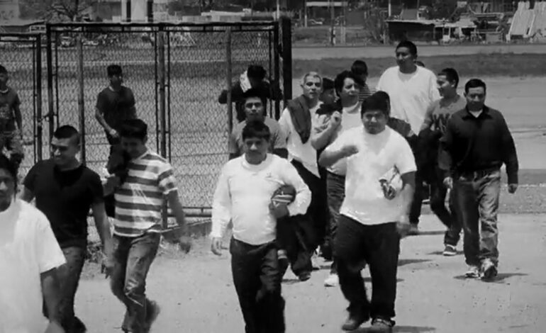 grilletes en pies, manos y cintura para volver deportados a Guatemala