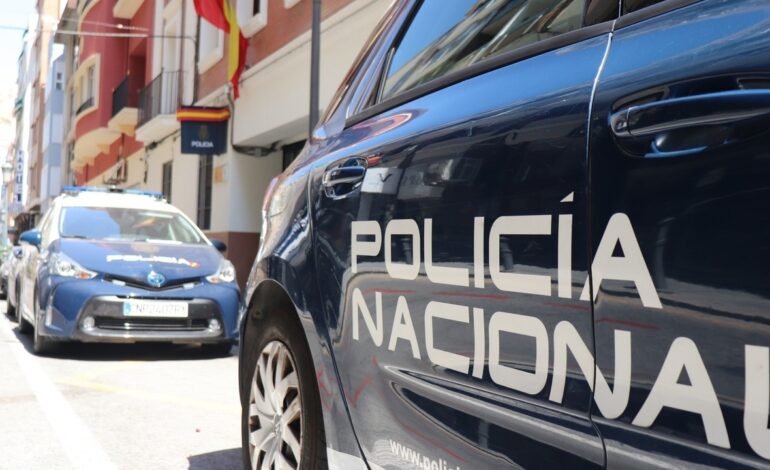 Detienen a una mujer por verter líquido irritante en los ojos de su hijo de dos años